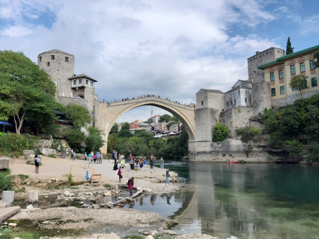 Die ottomanische Brücke von Mostar aus dem 16. Jh. in der Herzegowina Die ottomanische Brücke von Mostar aus dem 16. Jh. in der Herzegowina
